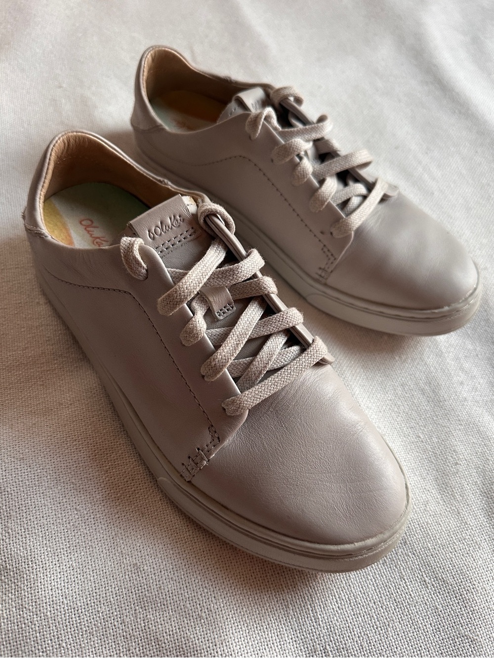 OluKai Pehuea Lī 'Ili Mist Grey Leather Convertible Women’s Sneakers | 6
